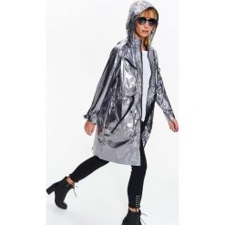 KURTKA DŁUGA DAMSKA Z ZAMKIEM. Szare kurtki damskie Top Secret, na lato, bez wzorów, eleganckie, długie, z kapturem. W wyprzedaży za 59,99 zł.