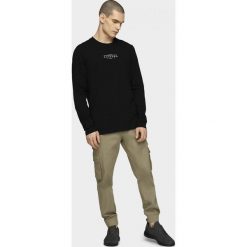 Longsleeve męski TSML601 - głęboka czerń - Outhorn. Koszulki męskie Outhorn, m, bez wzorów, z dzianiny, bez kołnierzyka, z długim rękawem, długie. Za 49,99 zł.