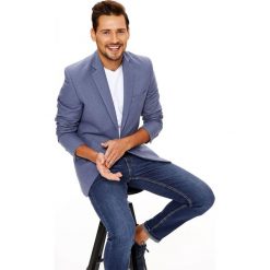 Marynarka męska strukturalna z dodatkiem lnu. Szare marynarki męskie Top Secret, na lato, m, bez wzorów, z jeansu, eleganckie. W wyprzedaży za 174,99 zł.
