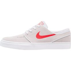 Nike SB ZOOM STEFAN JANOSKI Tenisówki i Trampki pure platinum/university red/black/white. Białe tenisówki damskie marki Nike SB, ze skóry. W wyprzedaży za 287,20 zł.