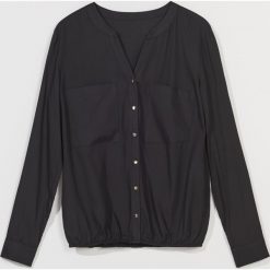 Elegancka bluzka z wiskozy -. Bluzki damskie Mohito, bez wzorów, z wiskozy, eleganckie, bez kołnierzyka, bez rękawów. Za 99,99 zł.