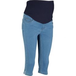 Dżinsy rybaczki ciążowe bonprix jasnoniebieski "bleached". Niebieskie jeansy damskie bonprix, moda ciążowa. Za 129,99 zł.