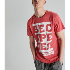 Koszulka z napisem - Czerwony. Czerwone koszulki męskie Cropp, s, z napisami, bez kołnierzyka, bez rękawów. Za 44,99 zł.