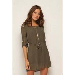 Sukienka "Ilandra" w kolorze khaki. Brązowe sukienki damskie Manoukian, m, w paski, z koronki, z okrągłym kołnierzem, midi. W wyprzedaży za 109,95 zł.