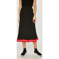 Trendyol - Spódnica. Czarne spódniczki damskie Trendyol, s, bez wzorów, z elastanu, z podwyższonym stanem, midi, rozkloszowane. W wyprzedaży za 59,90 zł.