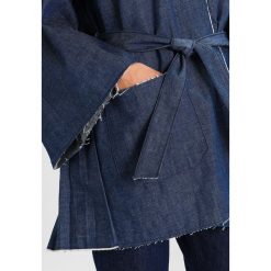 Haikure KIMO Kurtka wiosenna dark blue wash. Niebieskie kurtki damskie marki Haikure, bez wzorów, z bawełny, bez kaptura. W wyprzedaży za 395,70 zł.