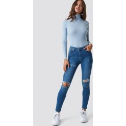 NA-KD Jeansy Skinny Mid Waist Destroyed - Blue. Niebieskie jeansy damskie skinny marki NA-KD. Za 161,95 zł.