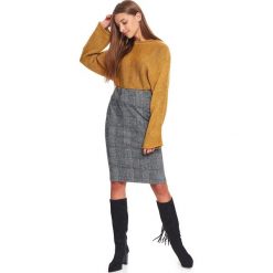 Sweter długi rękaw damski luźny, pudełkowy, kimono. Żółte swetry damskie Top Secret, na zimę, bez wzorów, z materiału, z długim rękawem, długie, bez kaptura. W wyprzedaży za 49,99 zł.