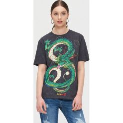 Koszulka Dragon Ball - Szary. Szare koszulki damskie Cropp, s, bez wzorów, bez kołnierzyka, bez rękawów. W wyprzedaży za 41,99 zł.