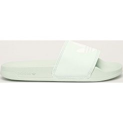 Adidas Originals - Klapki. Zielone klapki damskie adidas Originals, bez wzorów, z gumy, bez obcasa, na obcasie. Za 129,90 zł.