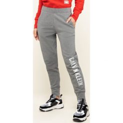 Spodnie dresowe Calvin Klein Performance 00GWH9P655. Różowe spodnie damskie Calvin Klein Performance, l, z bawełny. W wyprzedaży za 299,00 zł.