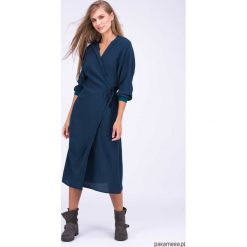 Sukienka VEGA Niebieski. Niebieskie sukienki damskie Pakamera, bez wzorów, bez kołnierzyka, bez rękawów, midi. Za 730,00 zł.