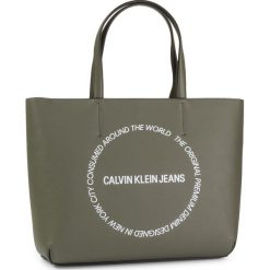 Torebka CALVIN KLEIN JEANS - Sculpted Ew Tote 29 K60K606148 LDY. Zielone torebki klasyczne damskie Calvin Klein Jeans, bez wzorów, z jeansu, klasyczne, bez dodatków. Za 449,00 zł.