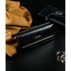 Portfel damski skórzany lakierowany czarny Lorenti - Czarny. Czarne portfele damskie LORENTI, bez wzorów, z lakierowanej skóry. Za 79,99 zł.