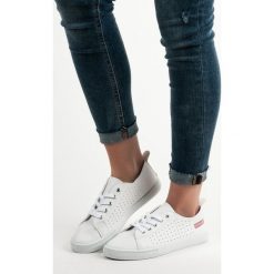 BIAŁE TRAMPKI MCKEYLOR. Białe trampki i tenisówki damskie McKeylor, bez wzorów, bez zapięcia. Za 52,90 zł.