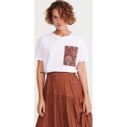 T-shirt z ozdobną kieszenią - Biały. Białe t-shirty damskie Reserved, s, bez wzorów, bez kołnierzyka. Za 59,99 zł.
