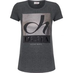 T-shirt DEHA ACTIVE. Szare topy damskie Deha, z nadrukiem, z dzianiny, z okrągłym kołnierzem. Za 210,00 zł.