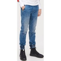 Jeansowe joggery - Niebieski. Niebieskie spodnie męskie Cropp, m, bez wzorów, z jeansu. Za 99,99 zł.