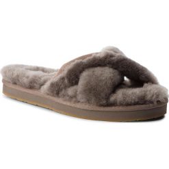 Kapcie UGG - W Abela 1017548 W/Sla. Szare klapki damskie Ugg, bez wzorów, ze skóry, bez obcasa. Za 379,00 zł.
