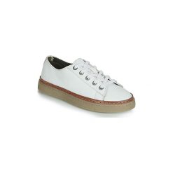 Buty Kickers SAMLA. Białe trampki i tenisówki damskie Kickers, bez wzorów, bez zapięcia. Za 307,30 zł.