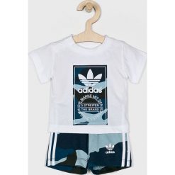 Adidas Originals - Komplet dziecięcy 62-104 cm. Białe spodnie chłopięce adidas Originals, bez wzorów, z bawełny, krótkie. Za 149,90 zł.
