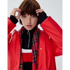 Płaszcz przeciwdeszczowy z kapturem i sznurkami. Niebieskie płaszcze damskie pastelowe Pull&Bear. Za 139,00 zł.