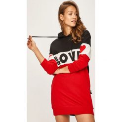 Love Moschino - Sukienka. Czerwone sukienki damskie Love Moschino, na co dzień, m, z nadrukiem, z elastanu, casualowe, z kapturem, z długim rękawem, długie, mini, proste. W wyprzedaży za 629,90 zł.