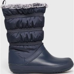 Crocs - Śniegowce. Niebieskie klapki damskie marki Crocs, z gumy, bez zapięcia. W wyprzedaży za 279,90 zł.