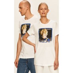 Capslab - T-shirt x Dragon Ball Z. Białe bluzki damskie CapsLab, s, z nadrukiem, z bawełny, casualowe, z okrągłym kołnierzem. W wyprzedaży za 99,90 zł.