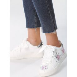 Białe Buty Sportowe Dazzling Butterfly. Białe buty sportowe damskie Multu, bez wzorów, sportowe. Za 39,99 zł.