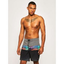 Szorty materiałowe Quiksilver Highline Hold Down 18" EQYBS04321. Spodenki i szorty męskie Quiksilver, m, bez wzorów, z elastanu. W wyprzedaży za 169,00 zł.