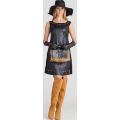 SUKIENKA LIU JO. Czarne sukienki damskie Liu Jo, na imprezę, s, z aplikacjami, z okrągłym kołnierzem, bez rękawów, mini, dopasowane. Za 399,50 zł.
