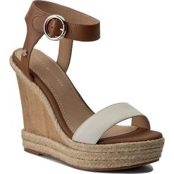 Espadryle TOMMY HILFIGER - Beatrice 6A FW0FW00653 Whisper White/Cognac 901. Pomarańczowe espadryle damskie TOMMY HILFIGER, w paski, ze skóry, bez obcasa, na koturnie. W wyprzedaży za 319,00 zł.