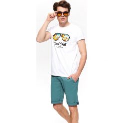 T-shirt z wakacyjnym nadrukiem. Białe t-shirty męskie Top Secret, na zimę, xl, z nadrukiem, z bawełny, wakacyjne, bez kołnierzyka, krótkie. W wyprzedaży za 19,99 zł.