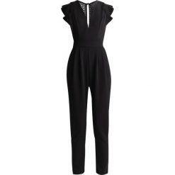 Kombinezony damskie: WAL G. RUFFLE JUMPSUIT WITH BACK INSERT Kombinezon black
