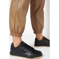 Czarne Buty Sportowe Delmarah. Czarne buty sportowe damskie Born2be, bez wzorów, sportowe. Za 89,99 zł.
