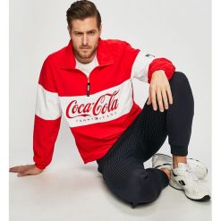 Tommy Jeans - Kurtka x Coca-Cola. Czerwone płaszcze męskie Tommy Jeans, s, bez wzorów, z poliesteru, krótkie, bez kaptura. W wyprzedaży za 399,90 zł.