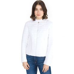 Guess Vona Kurtka Biały. Białe kurtki damskie Guess, m, z aplikacjami, z materiału. Za 657,95 zł.