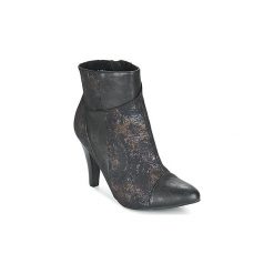 Botki LPB Shoes ADELE. Czarne botki damskie marki LPB Shoes, bez obcasa, bez zapięcia. Za 247,20 zł.