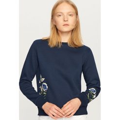 Bluzy damskie: Bluza z wyhaftowanymi kwiatami – Granatowy
