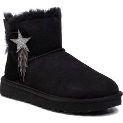 Buty UGG - W Mini Bailey Star 1108930 Blk. Czarne kozaki damskie Ugg, ze skóry, retro, bez obcasa, bez zapięcia. Za 849,00 zł.