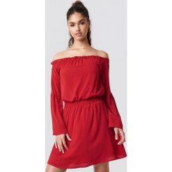 NA-KD Boho Sukienka z odkrytymi ramionami i szerokim rękawem - Red. Czerwone sukienki damskie marki NA-KD Boho, bez wzorów, z poliesteru, boho, bez kołnierzyka, bez rękawów, z odkrytymi ramionami. Za 80,95 zł.
