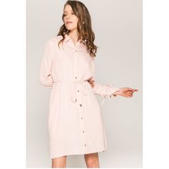 Answear - Sukienka. Czerwone sukienki damskie ANSWEAR, s, bez wzorów, z poliesteru, eleganckie, bez kołnierzyka, bez rękawów, mini. W wyprzedaży za 79,90 zł.