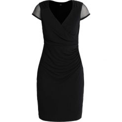 S.Oliver BLACK LABEL KURZ Sukienka etui viva black. Czarne sukienki damskie marki s.Oliver BLACK LABEL, s, bez wzorów, z poliesteru, bez kołnierzyka, bez rękawów. Za 419,00 zł.