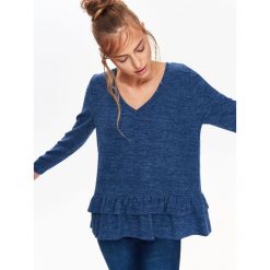 SWETER Z FALBANĄ I DEKOLTEM W SEREK. Niebieskie swetry klasyczne damskie marki Top Secret, na zimę, z dzianiny, klasyczne, z dekoltem w serek. W wyprzedaży za 24,99 zł.