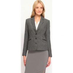 ŻAKIET DAMSKI KLASYCZNY, TALIOWANY. Szare marynarki i żakiety damskie Top Secret, eleganckie. Za 99,99 zł.