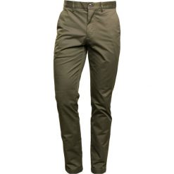 Chinosy męskie: Club Monaco CONNOR Spodnie materiałowe dark green