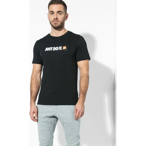 Nike Koszulka Ss M Nsw Tee Hbr 1 , czarny, rozmiar XL. Czarne koszulki męskie Nike, xl, z napisami, z bawełny, klasyczne, z klasycznym kołnierzykiem, z krótkim rękawem, krótkie. W wyprzedaży za 79,99 zł.