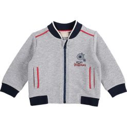 Kurtka w kolorze szarym. Szare kurtki chłopięce marki Chicco, z haftami. W wyprzedaży za 67,95 zł.