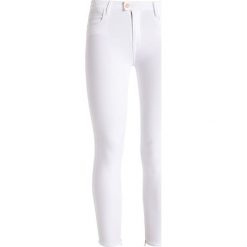 Replay TOUCH Jeans Skinny Fit white denim. Białe rurki damskie Replay, z elastanu. W wyprzedaży za 468,30 zł.
